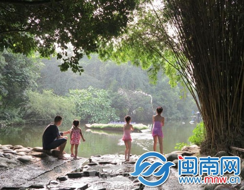 入夏后衣着清凉的小朋友们