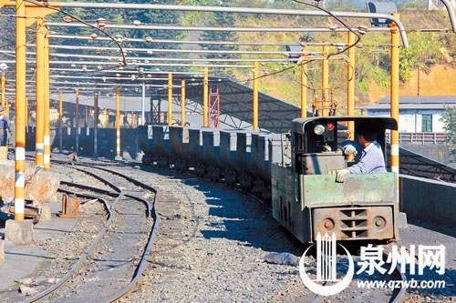 煤矿通过运输车运回地面