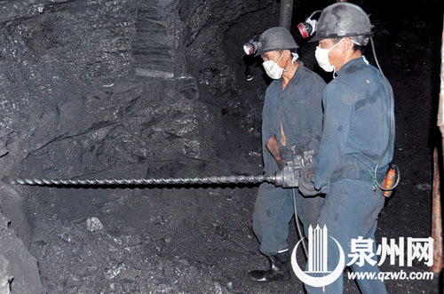 矿工们正在采煤