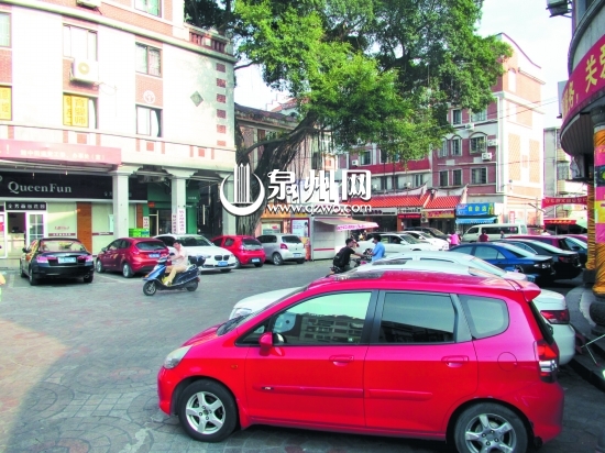 执法人员来到现场时,之前还在收费的男子已不见踪影。