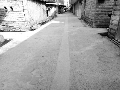 村路中间的条纹是铺设自来水管道留下的痕迹。