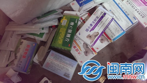 店内查获了大量药品和注射器