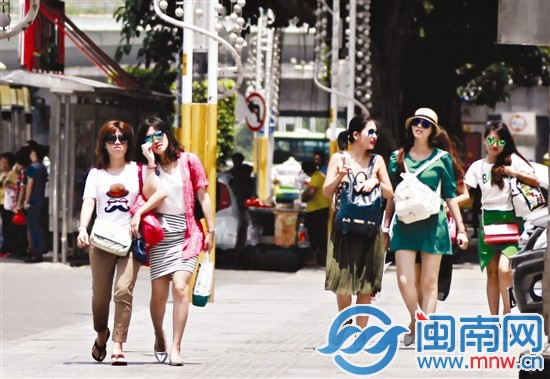 昨天天气晴好，阳光强烈，市区泉秀街上几位美女戴着