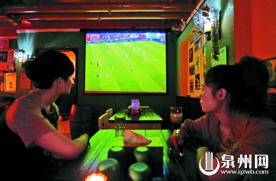 不少酒吧已播放起球赛，为世界杯“预热”。