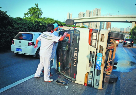 急救人员焦急询问情况，被困司机淡定打电话