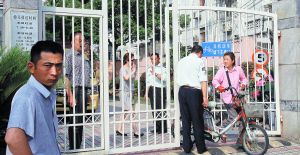 上海杨浦男子将3名女童诱骗至幼儿园猥亵