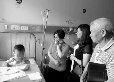 爱心人士看望小智。