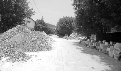 清理前，废渣堆积如山。