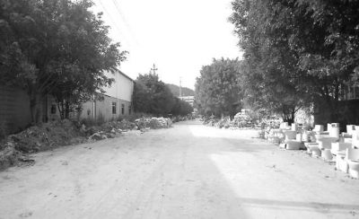 清理后，路面上废渣基本看不到了。