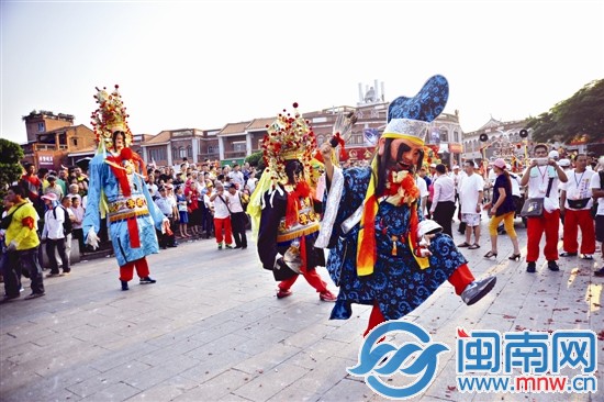 各个进香团在天后宫大殿前轮流表演民俗活动