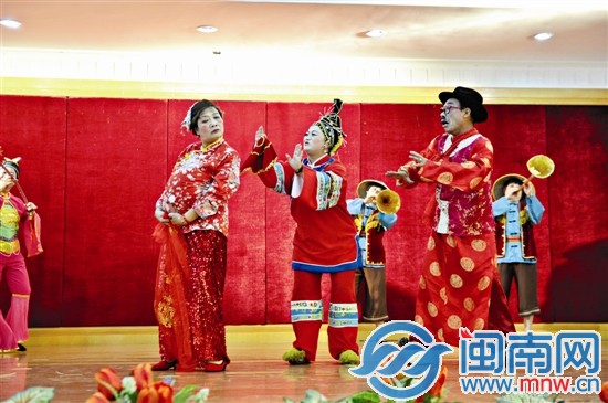 石狮一支表演队表演的“内山姑娘要出嫁”