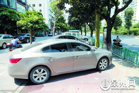 汽车占用非机动车道，影响电动车通行