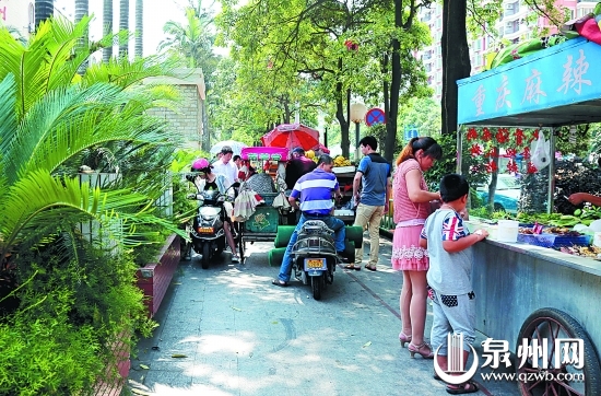 市区儿童医院门口长期存在的占道经营影响电动车通行