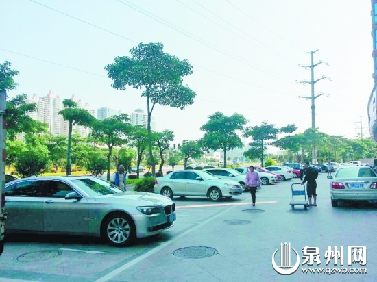 小区门口来了收费者