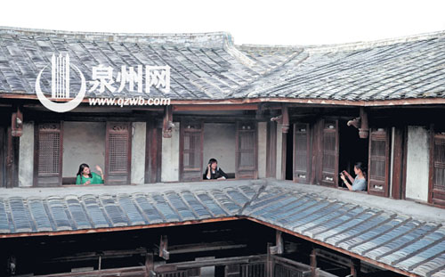 古香古色的土楼对都市人很有吸引力，不少人结伴前往