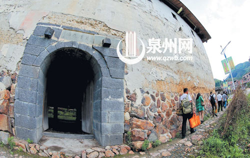 龙通土楼位于偏远山村，离感德镇区有将近1个小时车