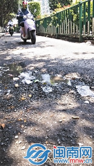 路面坑坑洼洼的,骑车经过颠得厉害