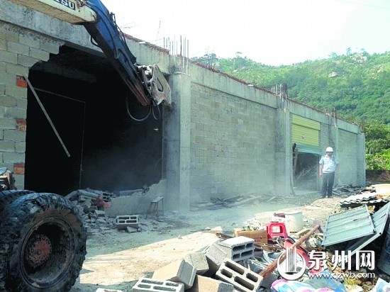 执法人员强制拆除“违建”