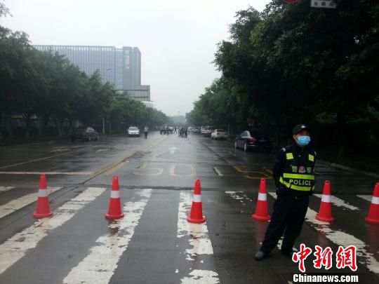 事故现场拉起警戒线