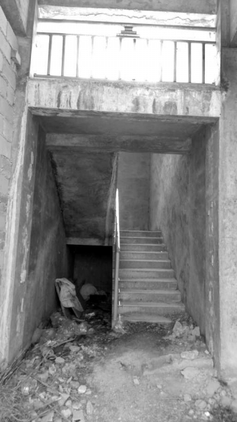 防洪堤楼梯内脏乱不堪。