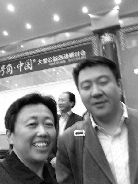 在朋友圈中，张红霞晒出自己与朋友参加公益活动的合