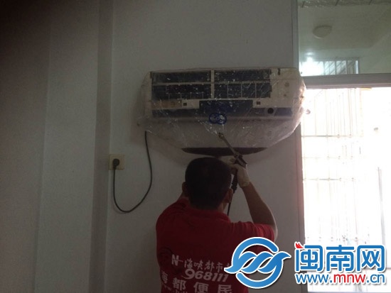 师傅正在清洗空调1