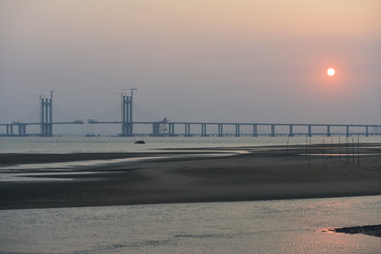 傍晚时分的泉州湾跨海大桥，夕阳无限好