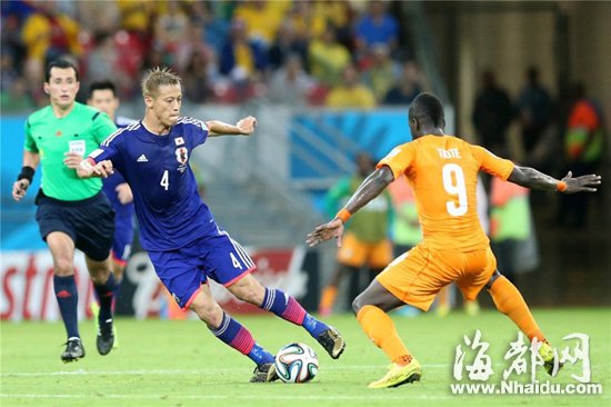 日本1:2不敌科特迪瓦 赛后鞠躬致歉球迷