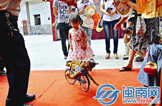 提线木偶的精彩表演让孩子好奇不已