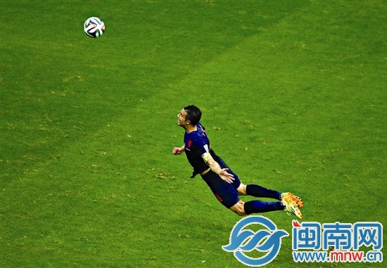 荷兰大胜西班牙 范佩西鱼跃头球得分遭网友恶