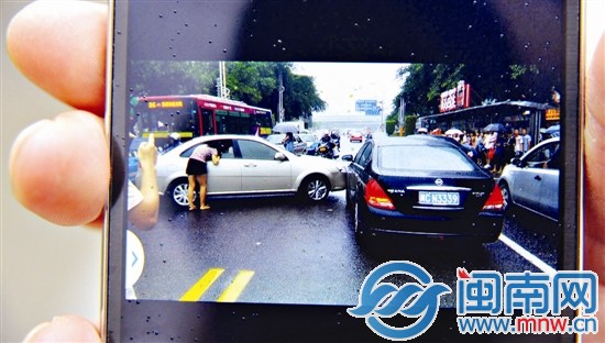 车主将现场拍下，供交警认定