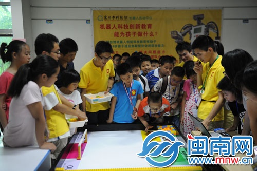 桌面上的“足球场”吸引小记者们轮番上阵