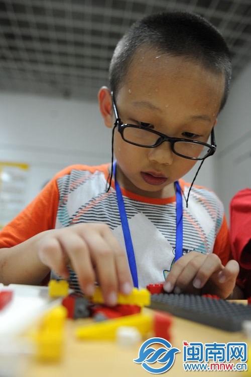 组装模型不容易，小记者满头大汗