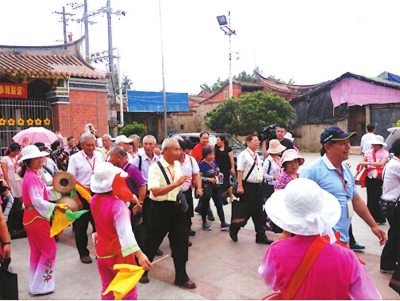 溪东村村民欢送台湾宗亲