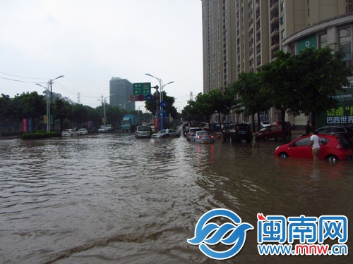 从南环路拐向泉三高速公路入口路段