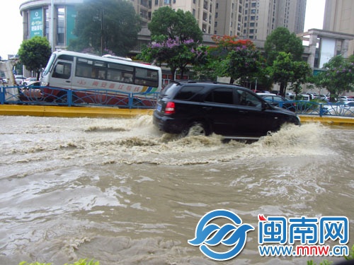 南环路积水路段，汽车驶过