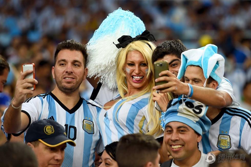 阿根廷性感女球迷激情助威 双峰瞩目(图)