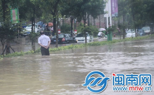 金龙派出所外，小车被泡水里