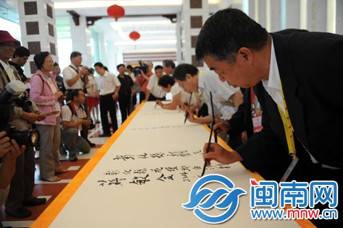 在中国闽台缘博物馆，台湾同胞在百米画卷上，写上自 