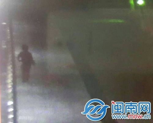 蔡小姐说,监控里的这个背影很像妈妈