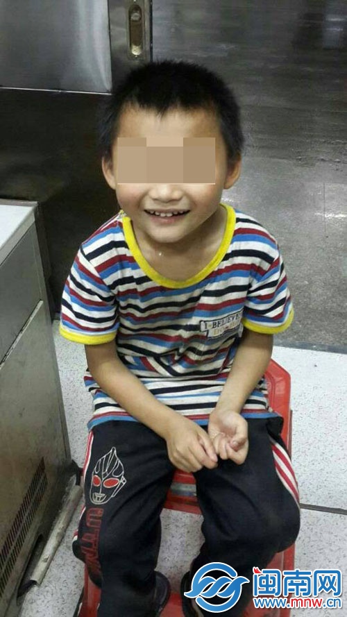 邹先生的儿子很可爱,见人就笑