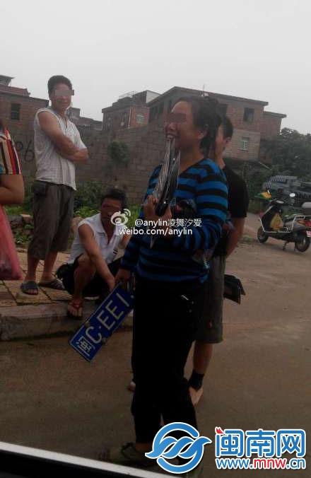 海西汽配城有人当街叫卖车牌