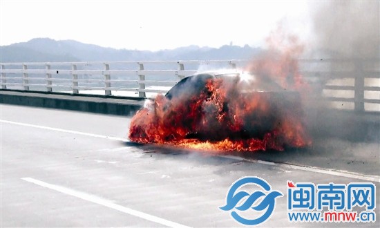 消防赶到时，小车已燃起大火