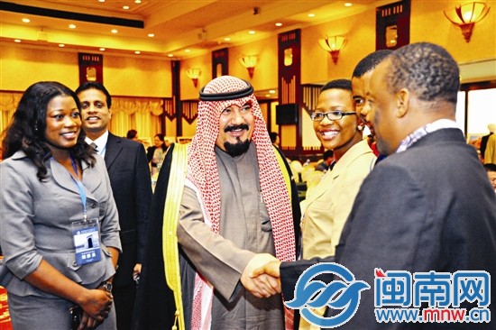 阿拉伯国家的友人在会下握手