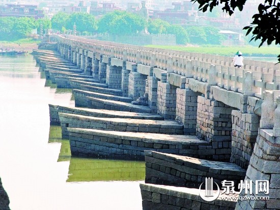 洛阳桥是我国现存最早的跨海石桥