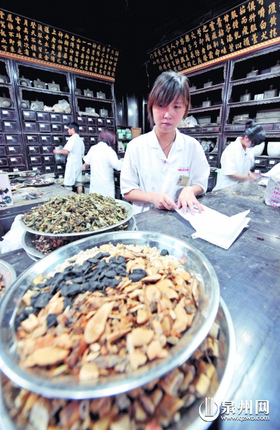 一位药师在配药