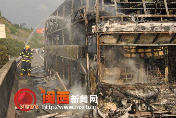厦蓉高速一辆双层卧铺客车突发大火1