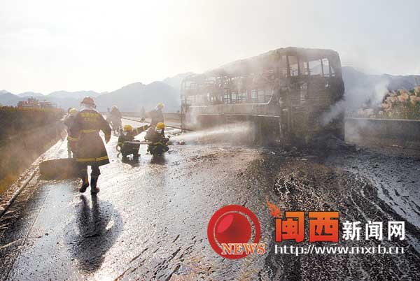 厦蓉高速一辆双层卧铺客车突发大火