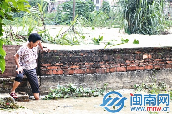 水淹院子,村民涉水而过