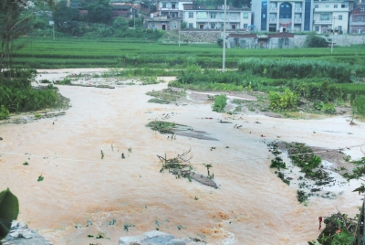 大片农田被淹没。